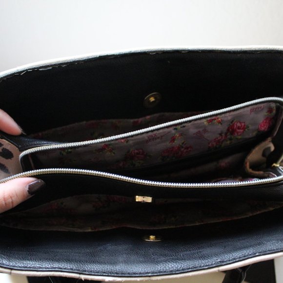 BETSEY JOHNSON BLACK & WHITE HEART PURSE - Picture 9 of 11
